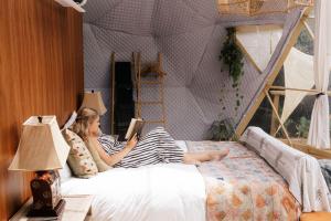 Postel nebo postele na pokoji v ubytování Soul Forest GeoDome - Off-grid Nature Escape + 37 fotografií