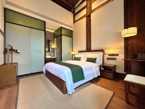 福州三坊七巷安民半舍文化酒店Fuzhou Sanfang Qixiang Anmin Banshe Cultural Hotel客房内的一张或多张床位