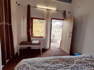 The Rare Ones, Bhalugaad Resort and game Zone客房内的一张或多张床位