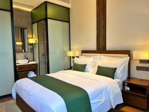 福州三坊七巷安民半舍文化酒店Fuzhou Sanfang Qixiang Anmin Banshe Cultural Hotel客房内的一张或多张床位