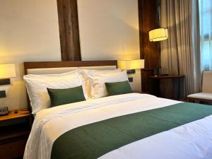 福州三坊七巷安民半舍文化酒店Fuzhou Sanfang Qixiang Anmin Banshe Cultural Hotel客房内的一张或多张床位