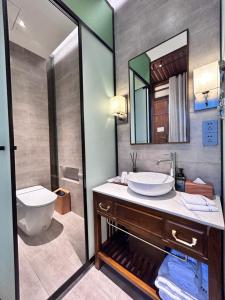 福州三坊七巷安民半舍文化酒店Fuzhou Sanfang Qixiang Anmin Banshe Cultural Hotel的一间浴室