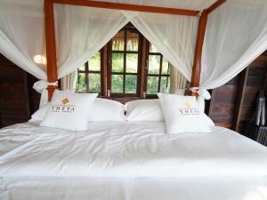 RoomQuest THEVA Resort Koh Samui客房内的一张或多张床位