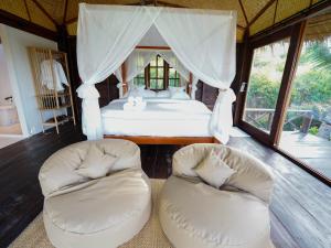 RoomQuest THEVA Resort Koh Samui客房内的一张或多张床位