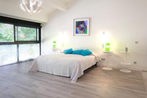 Ένα ή περισσότερα κρεβάτια σε δωμάτιο στο provencal farm house with heated pool located to salon de provence, 12 people