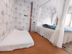 The Rare Ones, Bhalugaad Resort and game Zone客房内的一张或多张床位