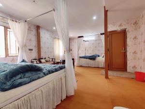 The Rare Ones, Bhalugaad Resort and game Zone客房内的一张或多张床位