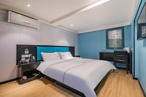 Dequan Hotel chaoyang high speedtrain of China Branch客房内的一张或多张床位