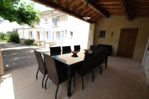 Φωτογραφία από το άλμπουμ του typical provencal mas with heated pool, 10 people, in the countryside of cavaillon, luberon, provence. στο Cavaillon