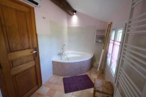 Ένα μπάνιο στο typical provencal mas with heated pool, 10 people, in the countryside of cavaillon, luberon, provence. +33 φωτογραφίες