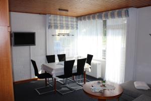 a room with a table and chairs and a living room at Ferienwohnung Haus Rügen auf Borkum in Borkum