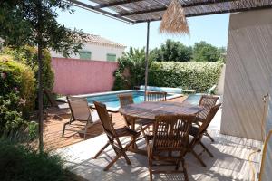 Un patio sau altă zonă în aer liber la nice house with private pool - 6 persons in the center of the village of mérindol in the luberon in provence