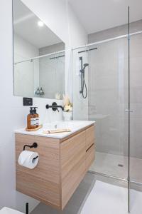 een badkamer met een wastafel en een douche bij Chic Flinders Park Getaway in Adelaide