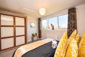 une chambre avec un lit et une fenêtre dans l'établissement Laudervale East Penthouse Loch Lomond, à Balloch