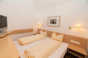 Ένα ή περισσότερα κρεβάτια σε δωμάτιο στο Pension HOFZWANZIG Dresden-Laubegast +11 φωτογραφίες