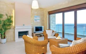 un soggiorno con sedie in vimini e TV di Petrina Villa A a Kastrí