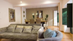 un soggiorno con divano e sala da pranzo di Apartamentos San Pedro Regalado a Valladolid