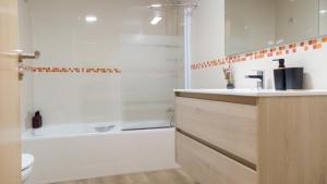 un bagno con lavandino, vasca e WC di Apartamentos San Pedro Regalado a Valladolid Altre 290 foto