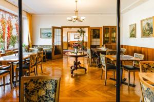 a restaurant with wooden floors and tables and chairs at Baudobriga Rheinhotel in Boppard