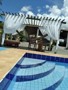 una piscina con amaca e altalena di Rancho Thellys a Luziânia Altre 4 foto