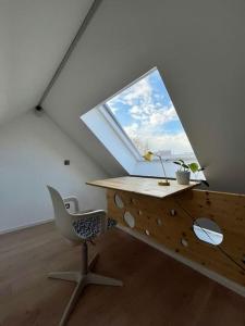 a room with a desk and a chair and a window at Guesthouse Josephine - Antwerpen in Antwerp