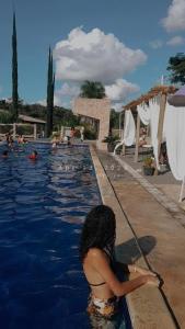 Una donna è in acqua in una piscina di Rancho Thellys a Luziânia