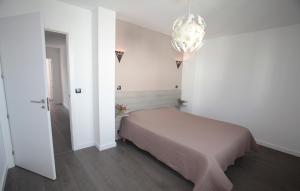 Ένα ή περισσότερα κρεβάτια σε δωμάτιο στο Villas Odalys Le Domaine d Anadara +19 φωτογραφίες