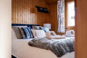 a bedroom with a large bed with pillows at La Ruinette-cosy 2-bed, 2-bath In Verbier Centre in Verbier