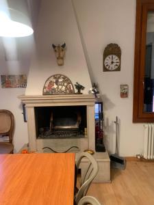 sala de estar con chimenea y reloj en la pared en Vivi Venezia, en Venecia