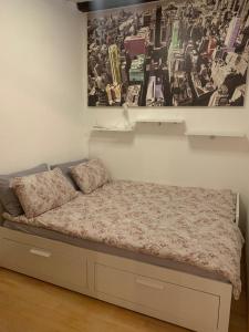 una cama en una habitación con un cuadro en la pared en Vivi Venezia, en Venecia