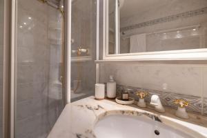 a bathroom with a tub and a shower and a mirror at La Ruinette-cosy 2-bed, 2-bath In Verbier Centre in Verbier +45 photos