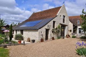 a house with solar panels on the roof at Maison confortable à Bréhémont avec jardin paisible in Bréhémont