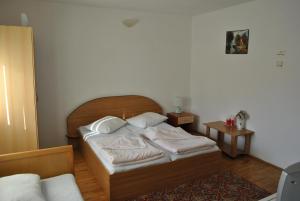 Un pat sau paturi într-o cameră la Cabana Popasul Haiducilor