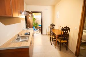 Η κουζίνα ή μικρή κουζίνα στο Lava Beach Suites +37 φωτογραφίες