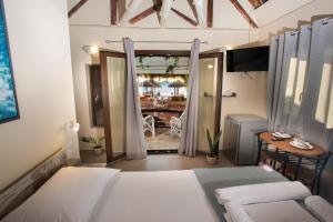 Ένα ή περισσότερα κρεβάτια σε δωμάτιο στο Lava Beach Suites