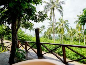 RoomQuest THEVA Resort Koh Samui外面的花园