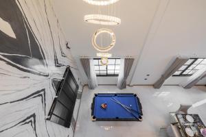 vistas a una habitación con mesa de billar en Psalms 23 Residence, en Bangkok 134 fotos más