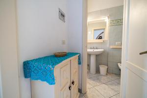 a bathroom with a sink and a blue counter top at Vapelo a Marina di Campo in Marina di Campo