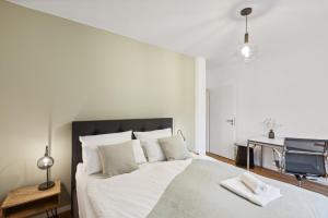 Katil atau katil-katil dalam bilik di Apartment Kranich mit 3 Zimmern, top Infrastrukturlage HH Langenhorn, nähe Airport, Boxspringbetten und Arbeitsplätzen mit Glasfaser WLAN
