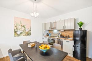 Dapur atau dapur kecil di Apartment Kranich mit 3 Zimmern, top Infrastrukturlage HH Langenhorn, nähe Airport, Boxspringbetten und Arbeitsplätzen mit Glasfaser WLAN