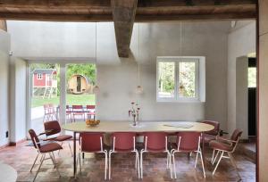 a dining room with a table and chairs at Sualma in Zwalm