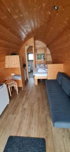 a room with a couch and a bed in a tiny house at Campland in Arcen