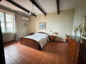 Un dormitorio con una cama y suelo de baldosas. en Villa Ciro, en Castellammare di Stabia