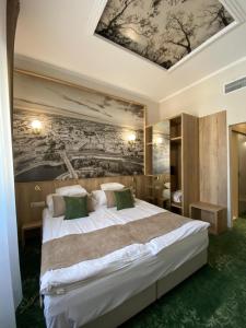 Ένα ή περισσότερα κρεβάτια σε δωμάτιο στο Duna Wellness Hotel