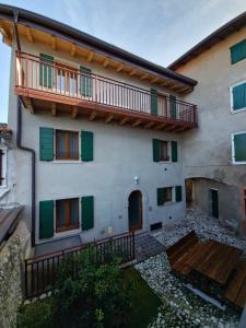 a building with a balcony on top of it at casa antico borgo - appartamento 1 in Assenza di Brenzone