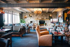 a living room with couches and a fireplace at Vågslidtun Hotel in Vågsli