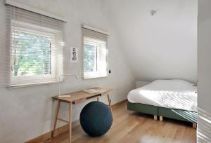 a small bedroom with a bed and a desk at Sualma in Zwalm