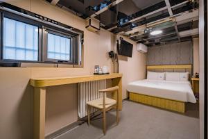 Llit o llits en una habitació de Dequan Hotel Chaoyang Park Branch Coffee fruits, snacks a gym and a laundry room are provided for free in the lobby