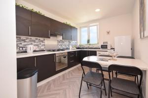 Η κουζίνα ή μικρή κουζίνα στο Laudervale West Penthouse Balloch