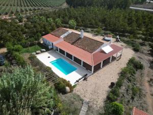 an aerial view of a house with a swimming pool at Monte do Pantaleão in Baleizão